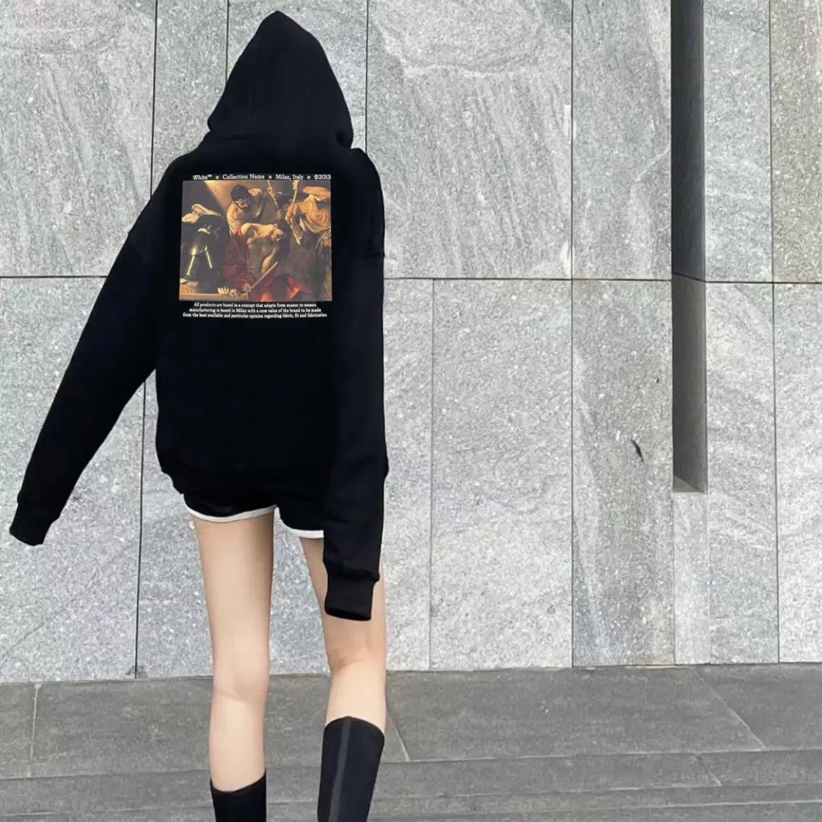 ♻️💯Upper body reference model picture❤️22SS approved version OFFWHITE (OW) Killing and being killed, punishment and sanctity Caravaggio oil painting pure cotton color religious unisex autumn and winter pure cotton hoodie sweatshirt OW perfectly integrates classical literature and art and street culture, paying tribute to VA20SS. Baroqueism, Caravaggio's classic oil painting series, literary street temperament, and 19FW Monet oil paintings. This is also a replacement for Monet. There is a minimalist plain logo on the chest, and a large digital oil painting print on the back with Kornit digital direct inkjet printing. The picture is clear and the stripes transition is smooth. It has a strong religious color, a Vintage style in line with the tone of the Renaissance, and an ultra-clear texture. The fabric is made of 480g combed cotton terry fabric, which has a full drape. Warm and comfortable!  Color: Black Size: XS-L P:390
